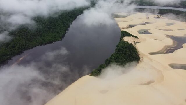 Rio Pregui&ccedil;as Dunas Praia Lagoas Pequenos Len&ccedil;&oacute;is Paisagem Barreirinhas Vilarejo Cabur&eacute; Mandacaru Prote&ccedil;&atilde;o Ambiental Paulino Neves Cen&aacute;rio Tropical Paradis&iacute;aco Para&iacute;so Natureza A&eacute;reo Drone Turismo