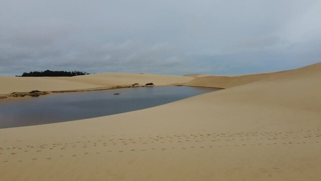 Rio Pregui&ccedil;as Dunas Praia Lagoas Pequenos Len&ccedil;&oacute;is Paisagem Barreirinhas Vilarejo Cabur&eacute; Mandacaru Prote&ccedil;&atilde;o Ambiental Paulino Neves Cen&aacute;rio Tropical Paradis&iacute;aco Para&iacute;so Natureza A&eacute;reo Drone Turismo