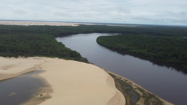 Rio Pregui&ccedil;as Dunas Praia Lagoas Pequenos Len&ccedil;&oacute;is Paisagem Barreirinhas Vilarejo Cabur&eacute; Mandacaru Prote&ccedil;&atilde;o Ambiental Paulino Neves Cen&aacute;rio Tropical Paradis&iacute;aco Para&iacute;so Natureza A&eacute;reo Drone Turismo