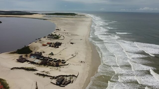 Mandacaru Barra Rio Pregui&ccedil;as Cabur&eacute; Barreirinhas Maranh&atilde;o Len&ccedil;&oacute;is Maranhenses Farol Paisagem Barco Comunidade Vilarejo Abandonado Ru&iacute;nas Marinha Brasil Turismo Tur&iacute;stico A&eacute;reo Drone Natureza
