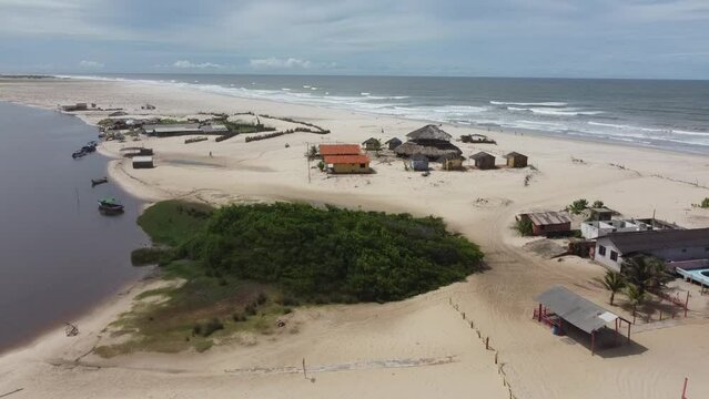Mandacaru Barra Rio Pregui&ccedil;as Cabur&eacute; Barreirinhas Maranh&atilde;o Len&ccedil;&oacute;is Maranhenses Farol Paisagem Barco Comunidade Vilarejo Abandonado Ru&iacute;nas Marinha Brasil Turismo Tur&iacute;stico A&eacute;reo Drone Natureza Cabana