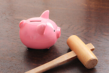 豚の貯金箱とハンマー