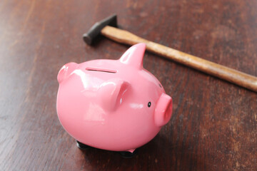 豚の貯金箱とハンマー
