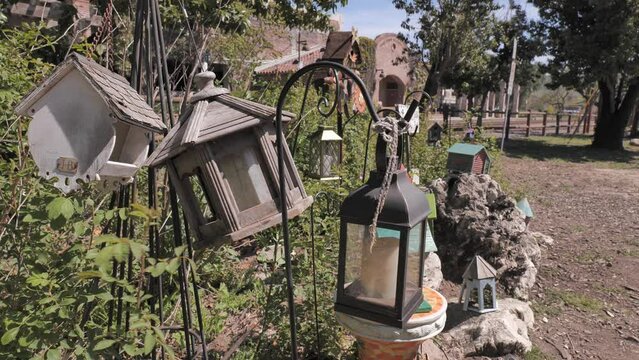 In the center of the town of San Juan Capistrano there is a small bird park with birdhouses.
This park was created by the people of this town.