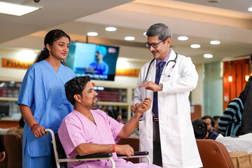 Obraz premium Doctor watching time while checking patient pulse rate at hospital.