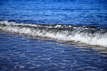 海岸に打ち寄せる波