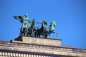 Estatua de bronce 