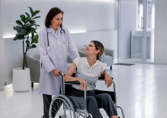 Obraz premium Doctor talks to the patient about the diagnosis and lab test results. Explaining how medical procedures work and giving patients advice about hygiene, preventive care, lifestyle changes and dieting.