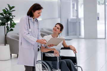 Obraz premium Doctor talks to the patient about the diagnosis and lab test results. Explaining how medical procedures work and giving patients advice about hygiene, preventive care, lifestyle changes and dieting.