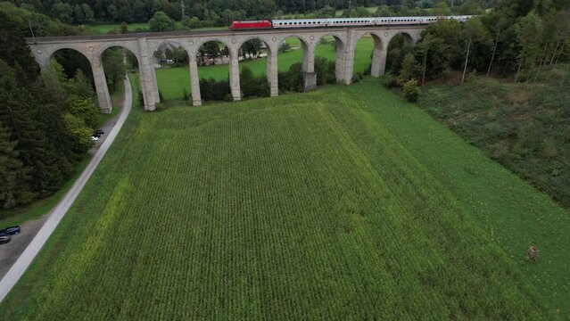 Viadukt mit Zug 