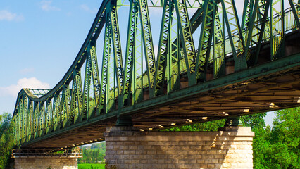 Vue rapprochée de l'architecture d'un pont suspendu, enjambant la Garonne