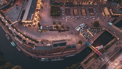 Aerial shot of the canal with boats in Granary Square City park in London - obrazy, fototapety, plakaty