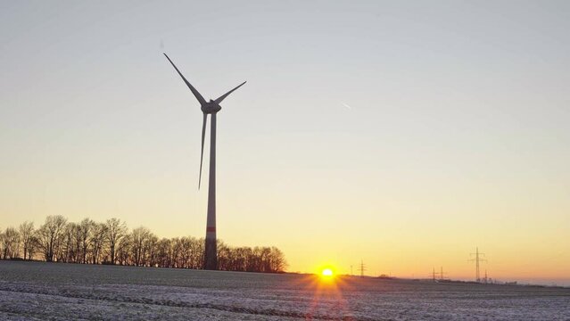 Windrad bei Sonnenuntergang