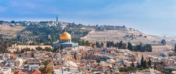 Fototapeta premium Beautiful panoramic wiew on Jerusalem and the Temple Mount with the Dome of the Rock.