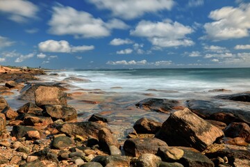 Fototapeta na wymiar Beautiful view of ocean waves in the rocky beach