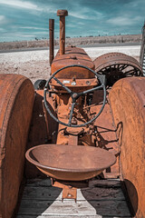 Blick vom Fahrersitz über die rostoge Motorhaube eines Oldtimer Traktors © thosti57