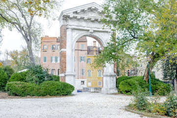 Fototapeta na wymiar Arch in a aprk, Venice, Italy