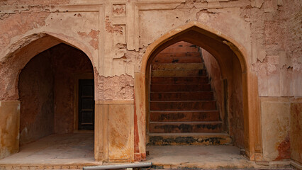 Safdarjung Tomb is located in New Delhi, India