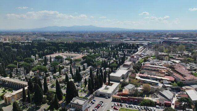 Il cimitero Verano di Roma, Italia.
Vista aerea con drone del cimitero.
