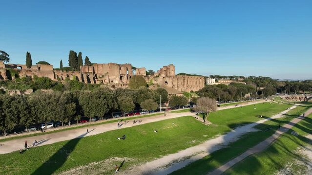 Roma, il Circo Massimo e il Colle Palatino con le rovine dell'antica Roma.
Vista aerea del quartiere Aventino.