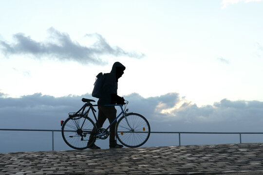 Biker &uuml;ber den Wolken. 