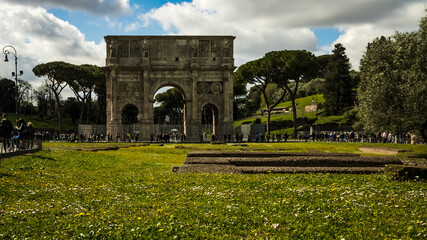 Fototapeta na wymiar the lawn in front of the Colosseum in Rome accompanies the observer to admire the wonderful Triumphal Arch