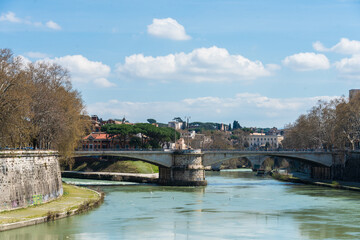 Rom, Italien, Apr. 2023 An der Ponte Garibaldi Teilt sich der Tiber und so entstand hier die Tiberinsel - obrazy, fototapety, plakaty