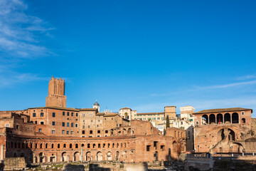 Fototapeta premium Rom, Italien, Apr. 2023 Die historischen Trajansmärke am Trajansforum