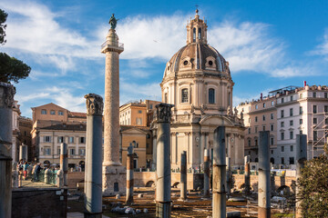 Rom, Italien, Apr. 2023 Die Chiesa Santa Maria Loreto und die Trajanssäule am Rande des...