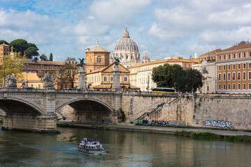 Rom, Italien, Apr. 2023 Blick von der Ponte sant Angelo zum Vatikan mit der Kuppel des Petersdoms im Hintergrund, auf dem Fluß ein Touristenschiff