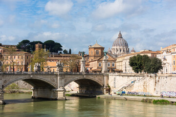 Rom, Italien, Apr. 2023 Blick von der Ponte sant Angelo zum Vatikan mit der Kuppel des Petersdoms...