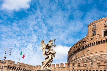 Rom, Italien, Apr. 2023 Skulptur eines Engels auf der Ponte Sant Angelo vor blauem Himmel und...