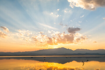 Naklejka premium Sunset over lake Phayao with reflection and bright colourful sky. 