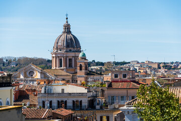 Obraz na płótnie Canvas Rom, Italien, Apr. 2023 Blick über Rom von der Spanischen Treppe mit der dominanten Kuppel der Basilika dei Santi ambrogio e Carlo in der Via del Corso