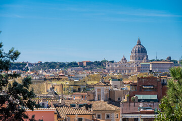 Rom, Italien, Apr. 2023 Petersdom und Vatikan von der Terrasse der Villa Borghese aufgenommen im Sonnenlicht