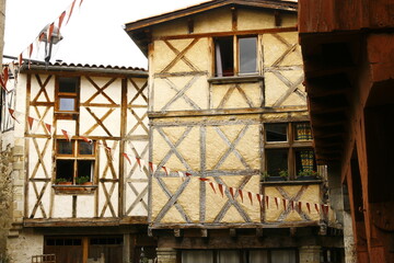 Fototapeta na wymiar Une façade de maison à colombages dans la cité médiévale de Billom, située dans le département du Puy-de-Dôme dans la région Auvergne-Rhône-Alpes