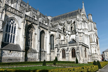 Fototapeta na wymiar Côté ouest de la cathédrale Notre-Dame de St-Omer dans le Pas-de-Calais - France