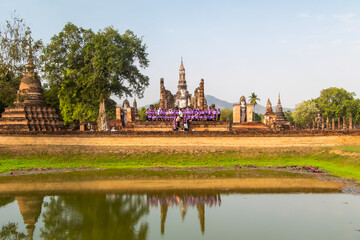 Fototapeta premium School class in front of temple in Sukhothai Historical Park, Thailand