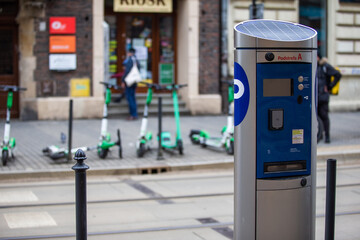 Parkometr. Biletomat. Parkometr z hulajnogami elektrycznymi. parking meter. ticket machine. Parking meter with electric scooters