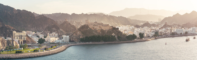 Panorama mit Gebirge und Meer von Muttrah, Muscat im Sultanat von Oman