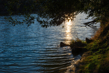 Riflessi di sole sull'acqua al tramonto