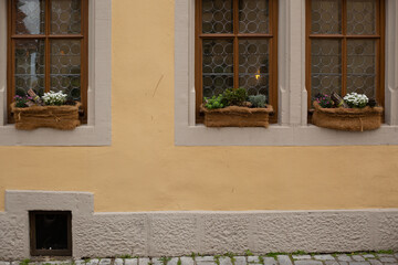 Blick auf ein schönes Haus und drei Dekorierten Fenster