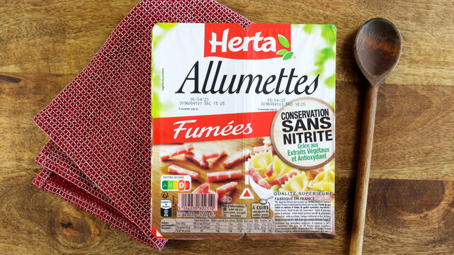 Vaison la Romaine - France - 24 mars 2023 - paquet d'allumettes fum&eacute;es de marque Herta, en gros plan, sur une table en bois.