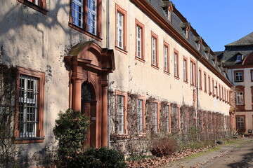 Fototapeta na wymiar Blick auf das Abteigebäude von Kloster Arnsburg in Hessen