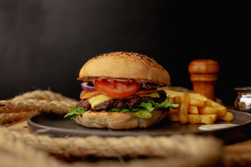 Hamburguesa preparada y servida para comer 