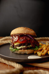 Hamburguesa preparada y servida para comer 