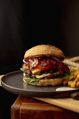 Hamburguesa preparada y servida para comer 