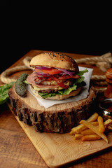 Hamburguesa preparada y servida para comer 