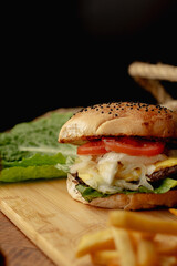 Hamburguesa preparada y servida para comer 