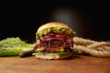 Hamburguesa preparada y servida para comer 